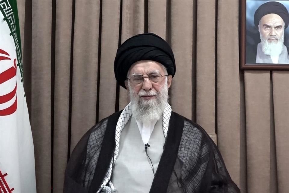 Líder supremo de Irán dijo que su país no se rendirá ante ataques de nadie y que si EU entra en conflicto armado, sufrirá daño irreparable.