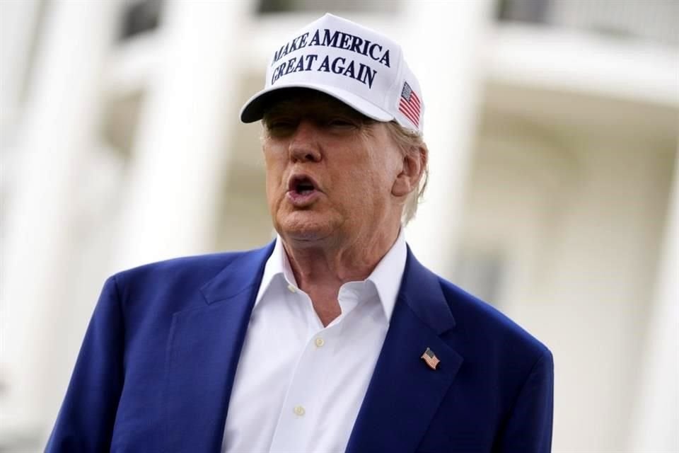 El Presidente Trump contestó preguntas en la instalación de astas banderas en la Casa Blanca.