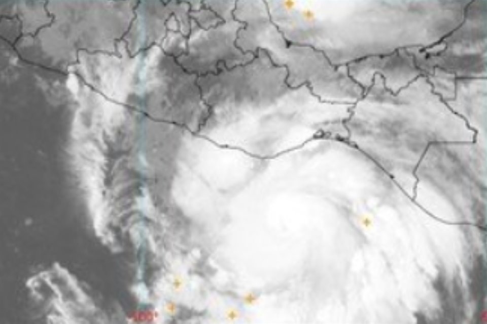 El huracán 'Erick' evolucionó a categoría 2 en trayecto hacia costas de Oaxaca y Guerrero.