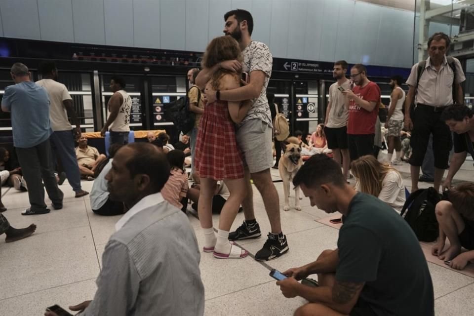 Personas se resguardan en una estación del metro subterránea cerca de Tel Aviv, el 18 de junio.