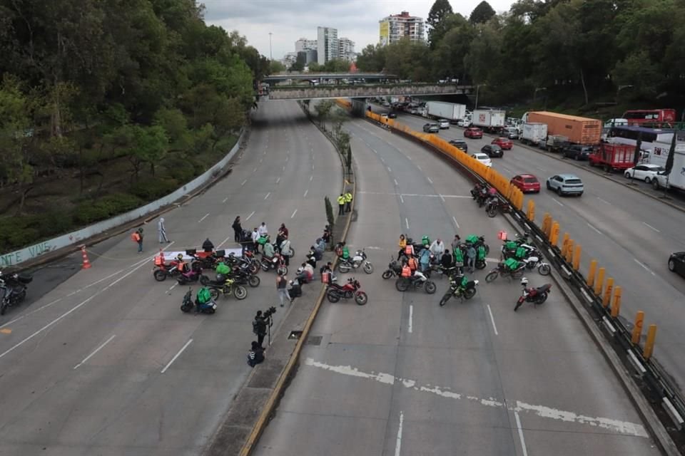 Repartidores protestaron este miércoles porque ven incertidumbre ante la entrada en vigor de la reforma laboral para plataformas digitales.