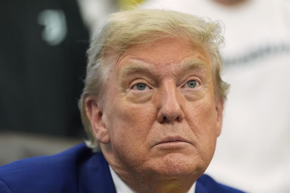 El Presidente Donald Trump habla con reporteros durante una reunión en la Oficina Oval, el 18 de junio.