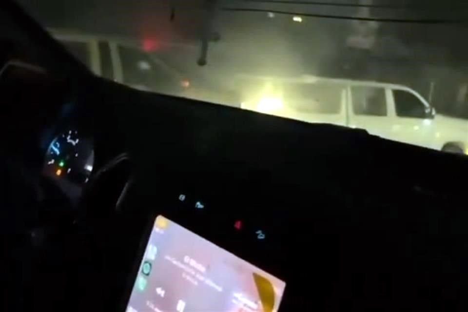 En un video difundido por uno de los líderes que apoyan a 'Los Mayitos', se observa cómo su grupo rafaguea una camioneta blanca blindada.