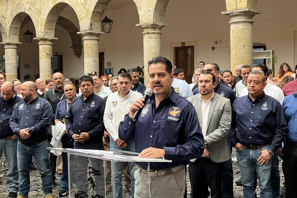 César Íñiguez, líder del Sindicato de Trabajadores al Servicio del Poder Legislativo del Estado, exhibió presuntos aviadores y dobleteros.