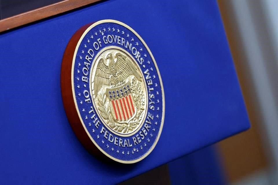 El Comité Federal de Mercado Abierto de la Fed votó 9-2 a favor de mantener las tasas sin cambios; los gobernadores Michelle Bowman y Christopher Waller han abogado por comenzar a relajar su política monetaria.