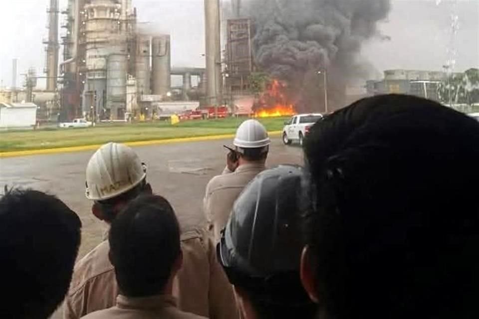 Trabajadores fueron evacuados y personal contraincendios controló el incidente.