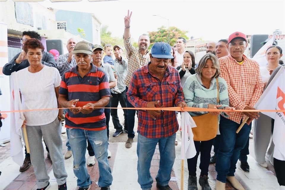 Corte de listón para inaugurar obras en calles del poblado de La Alameda, en el Municipio de Tlajomulco.