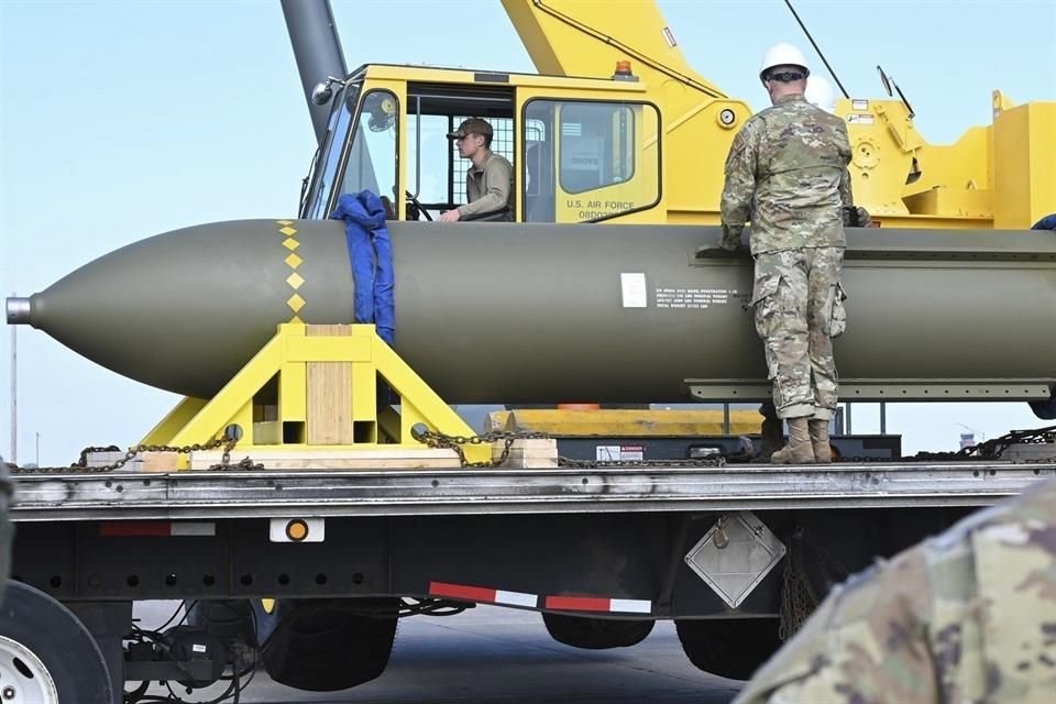 La bomba Massive Ordnance Penetrator en la base Whiteman, el 2 de mayo del 2023.