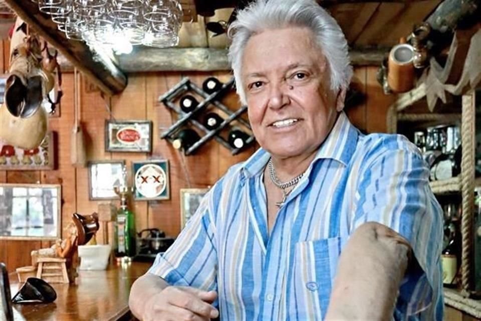 El cantante y actor Alberto Vázquez, de 85 años, fue hospitalizado para someterse a una cirugía programada de un cateterismo en una pierna.