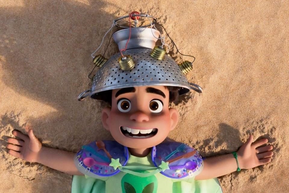 Para los pequeños del hogar, llega a cines lo nuevo de Pixar: 'Elio'. ¿Vale la pena? Nos lo cuenta Adriana Fernández.