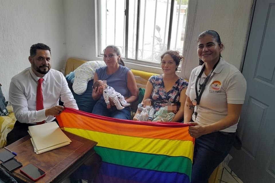 Una pareja de mujeres logró realizar el registro de sus tres hijos en Tlaquepaque, luego de que el servicio les fuera negado.