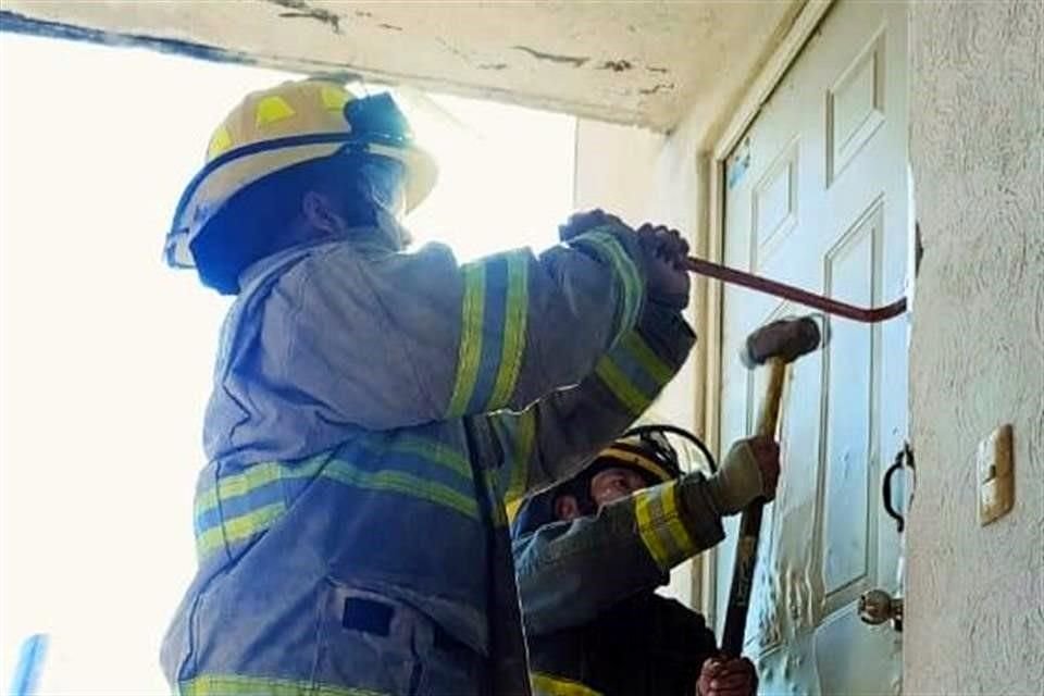 Bomberos forzaron la puerta para sacar a la menor.