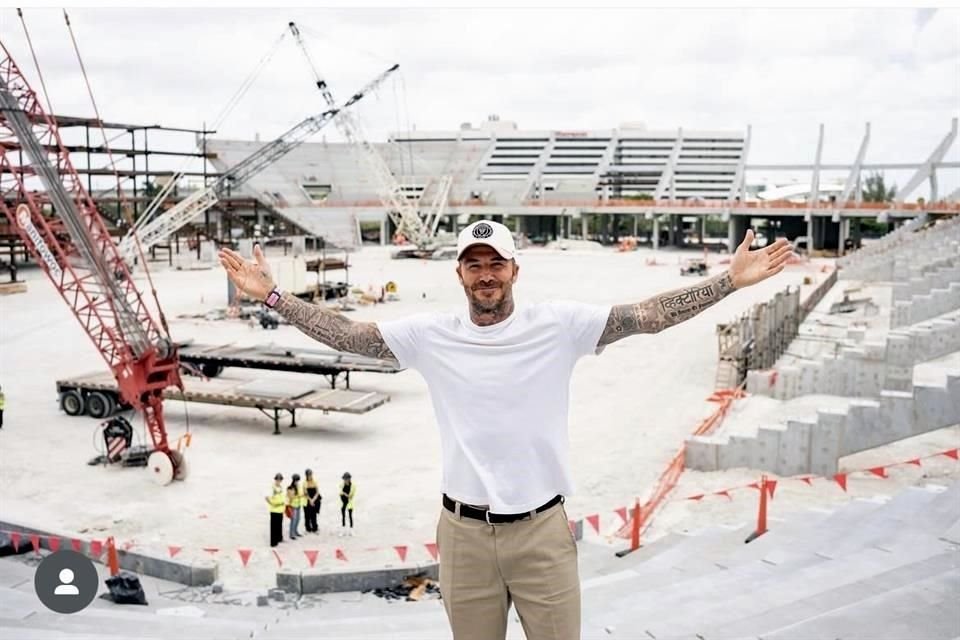 Con los brazos extendidos, Beckham se mostró contento en el interior de lo que será el estadio.