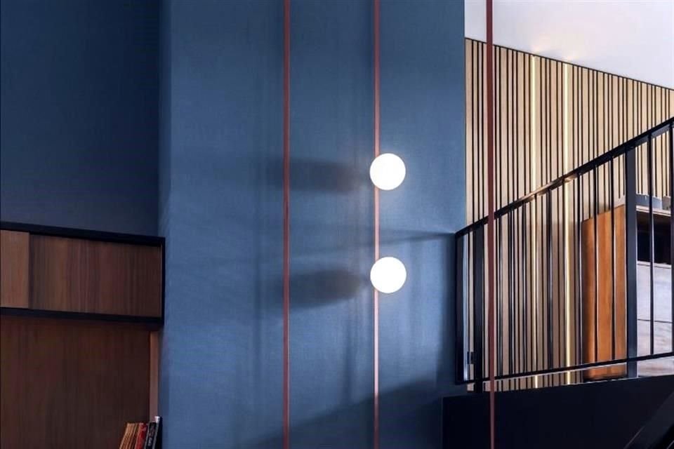 Favorablemente se resolvió el reto de iluminar un ambiente tan particular y de doble altura.
