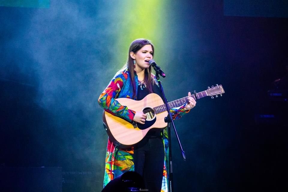 La cantante tiene su propia escuela, CIMA Centro Musical, pero también ha dado clases en la Sociedad de Autores y Compositores de México (SACM) y eVocal Studio.