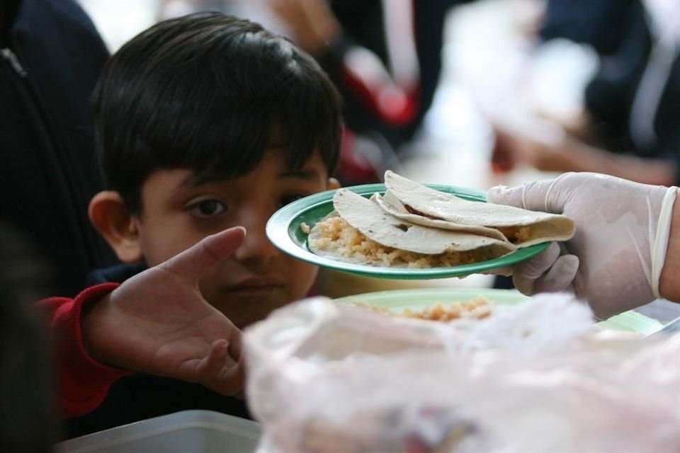 Pese a las complicaciones, las cooperativas de las escuelas aplican los nuevos lineamientos para vender alimentos saludables.