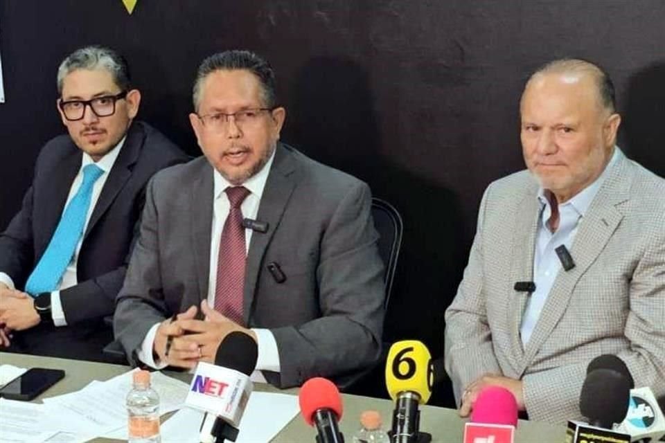 César Duarte (a la derecha), junto con su equipo legal, ofreció una conferencia de prensa donde habló acerca de las presas que fueron destruídas por robo de agua en su Rancho El Saucito.
