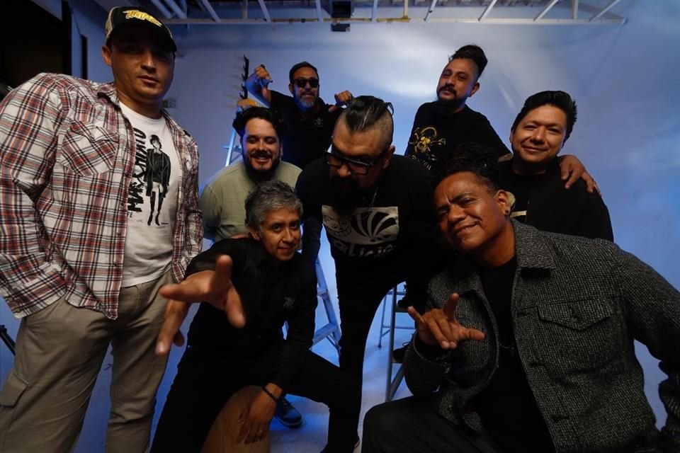 Mientras Dr. Shenka, vocalista, continúa recuperándose de un micro preinfarto, el grupo estrena un tema, 'Parison', en el que fusiona géneros al gusto.
