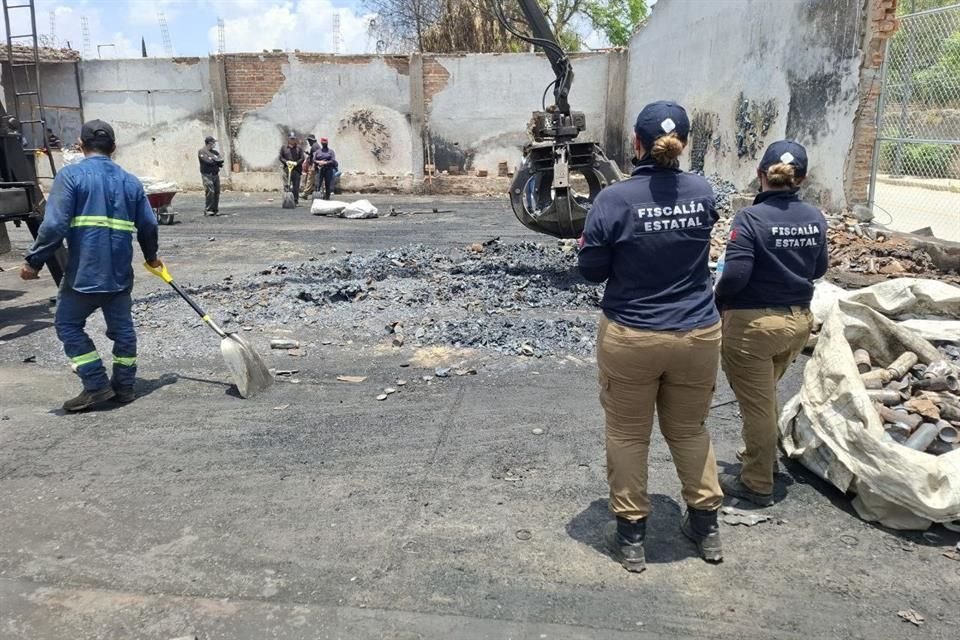 Un diente, un celular, unas botas de trabajo y una playera fueron halladas en la bodega incendiada en El Álamo Industrial el 30 de abril.