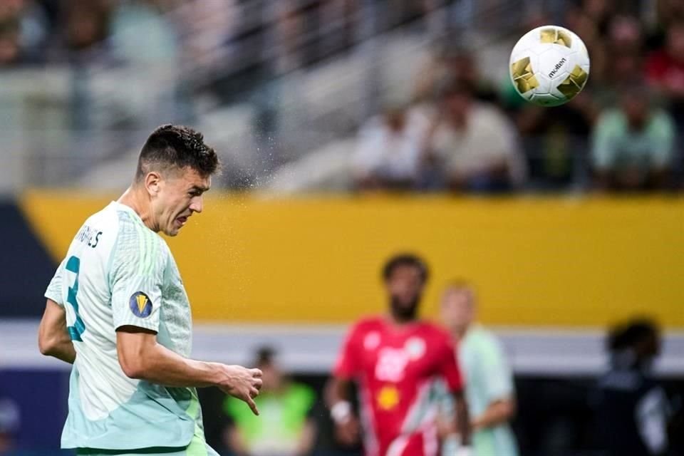 César Montes remató a placer para abrir el marcador.