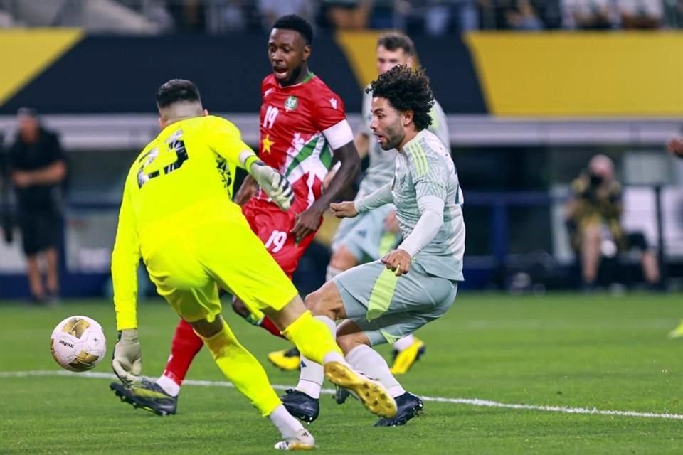 César Huerta marcó un tercer gol, pero fue anulado por fuera de lugar.