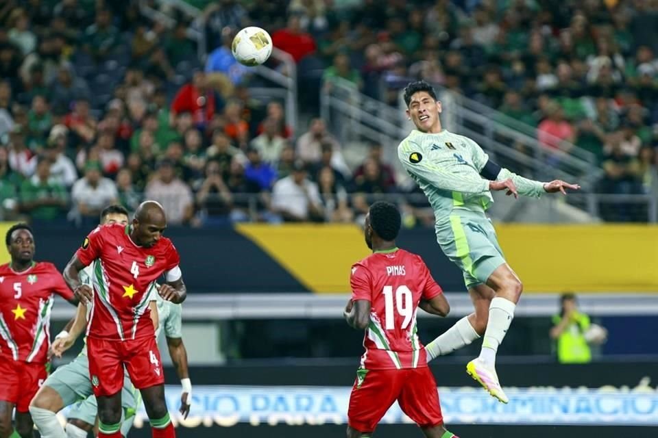 Edson Álvarez se lanzó al ataque en ocasiones.