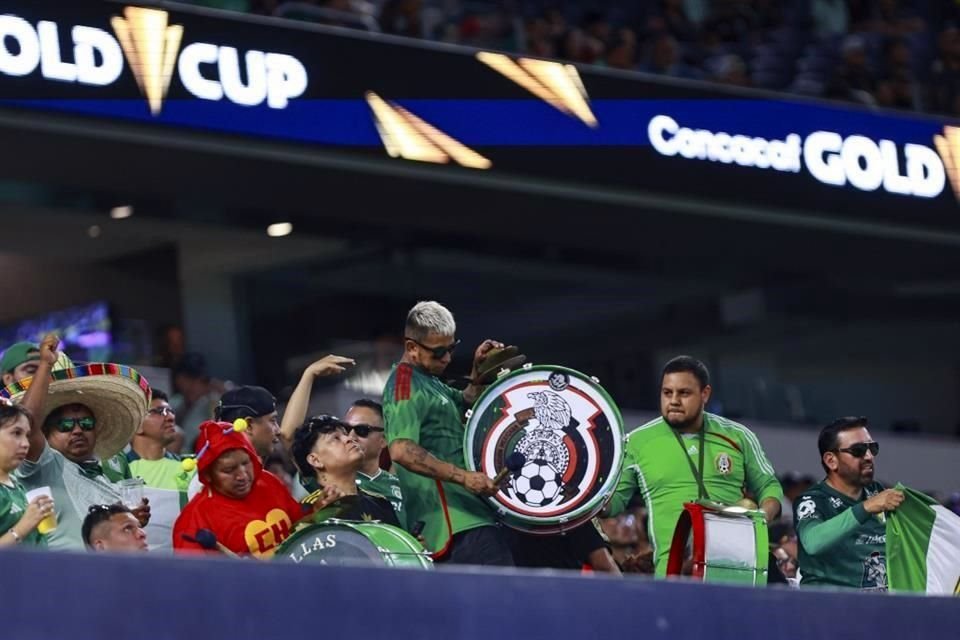En las gradas la afición no dejó de impulsar.