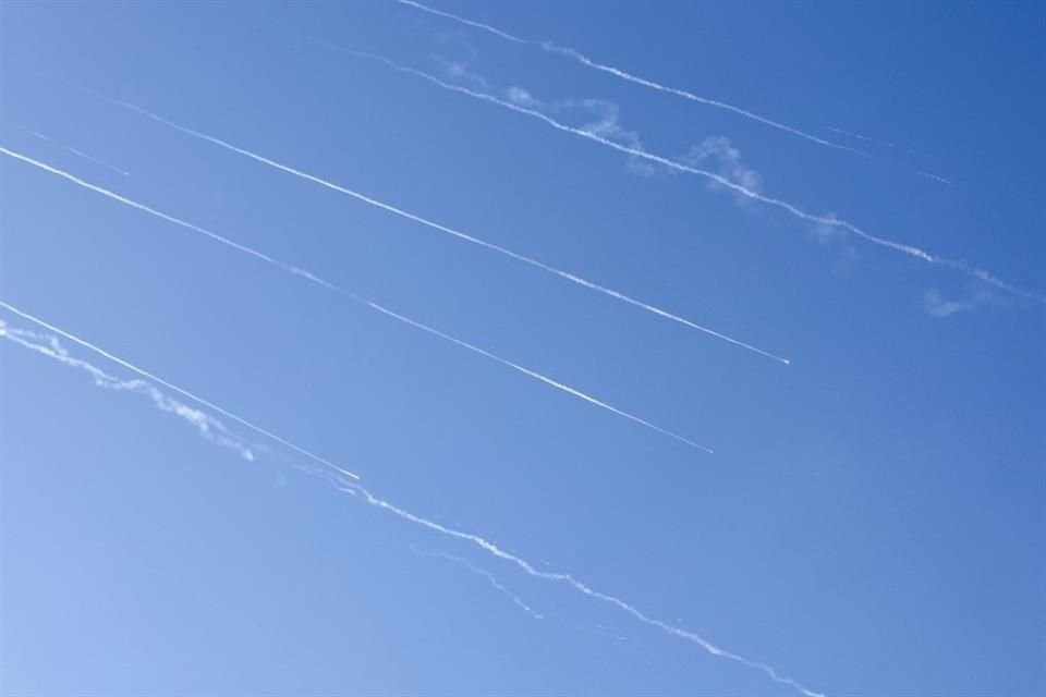 Cohetes iraníes son captados en el cielo de Israel.