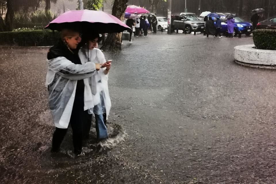 'Tenemos que ubicar los sitios con mayor potencial para infiltrar la lluvia, en forma gradual, dosificada, al subsuelo, como una manera de disminuir tantos encharcamientos, inundaciones', señala.