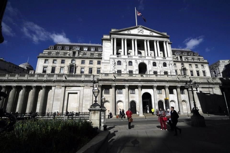 El Banco de Inglaterra mantuvo las tasas de interés en 4.25% en una votación más dividida de lo esperado, mientras los responsables políticos sopesaban el debilitamiento del mercado laboral del Reino Unido y el débil crecimiento en un contexto de crecientes tensiones geopolíticas.
