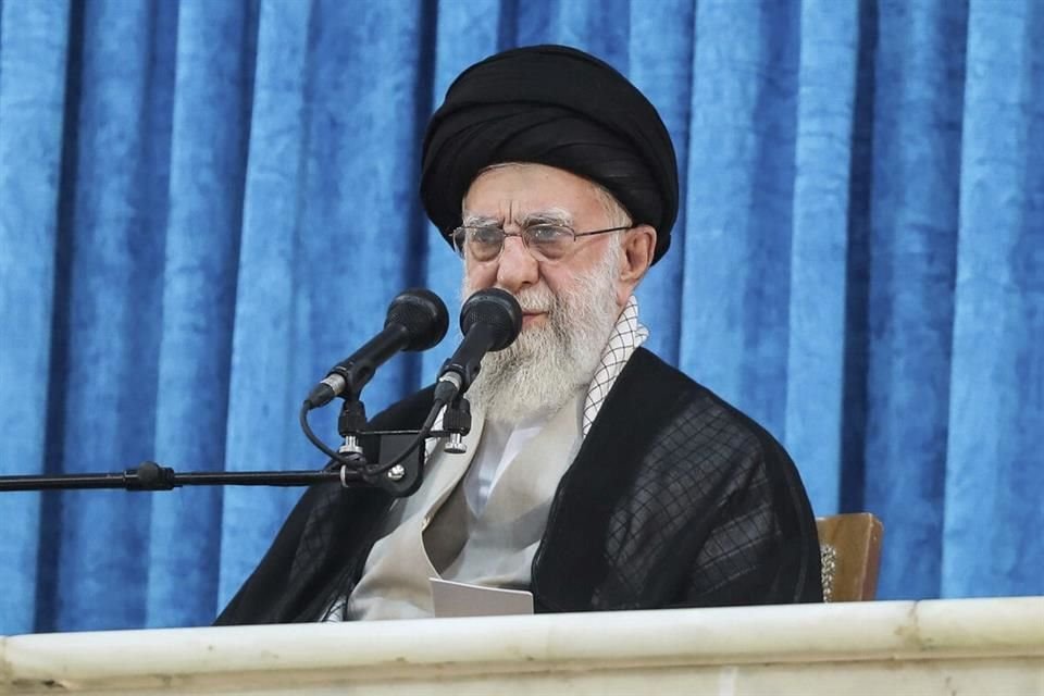 El líder supremo Alí Jamenei durante una ceremonia en Teherán el 4 de junio del 2025.