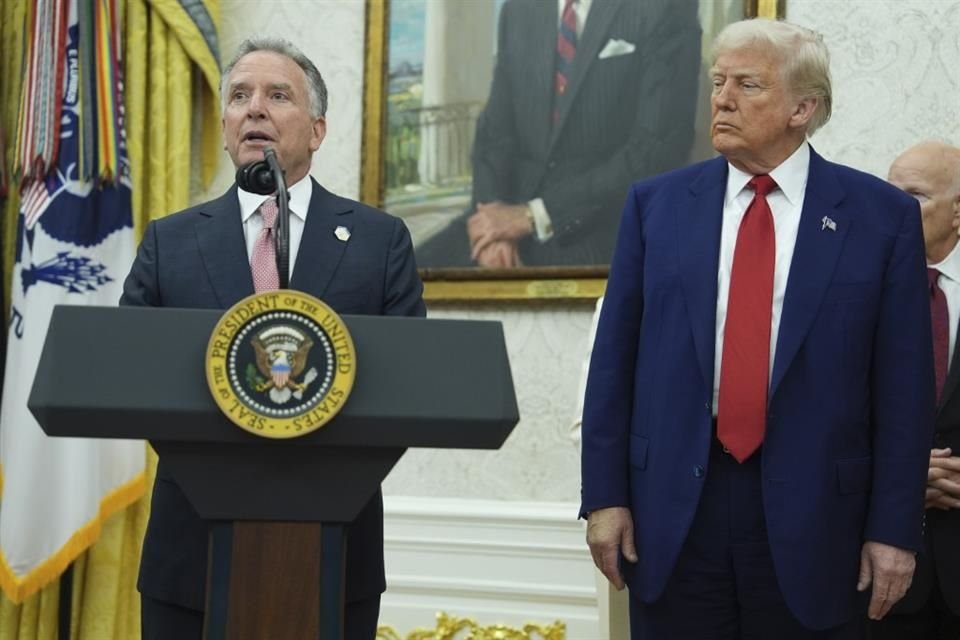 El Presidente Donald Trump y el envíado especial de la Casa Blanca Steve Witkoff hablan durante una ceremonia en la Oficina Oval, el 28 de mayo.