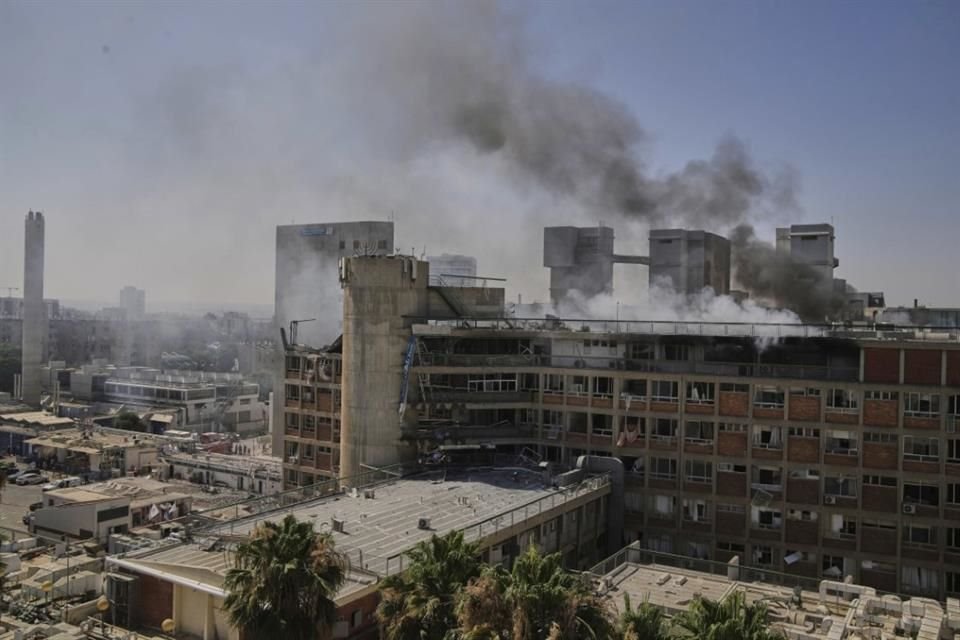 Humo se alza del complejo hospitalario de Soroka tras un ataque iraní, en Israel, el 19 de junio.