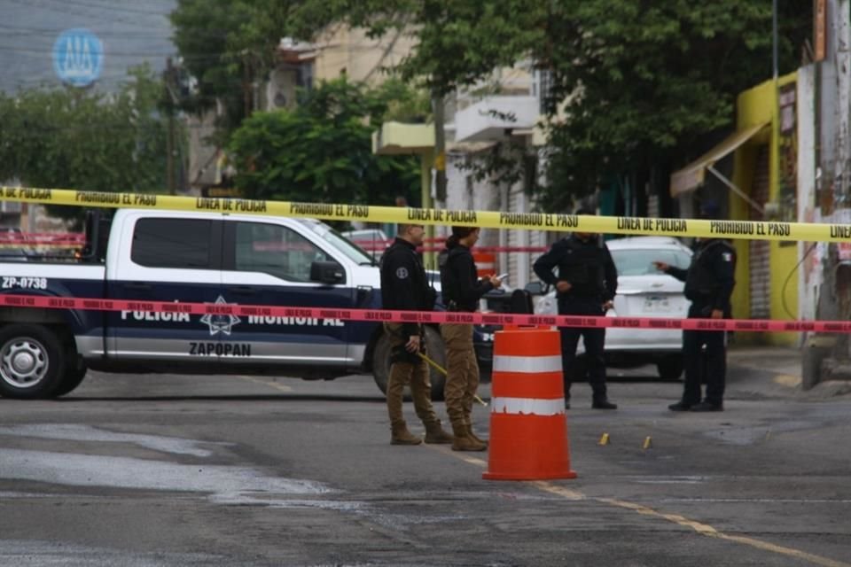 Un hombre que pasaba por la zona también resultó herido.