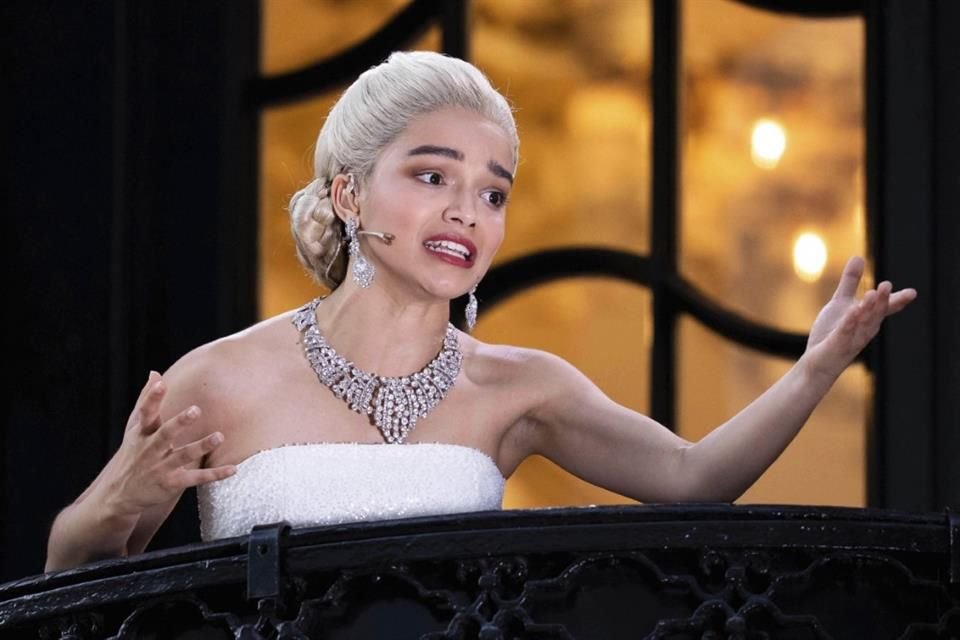 A mitad del espectáculo, Rachel Zegler, interpretando a la primera dama argentina Eva Perón, aparece en un balcón exterior del London Palladium.