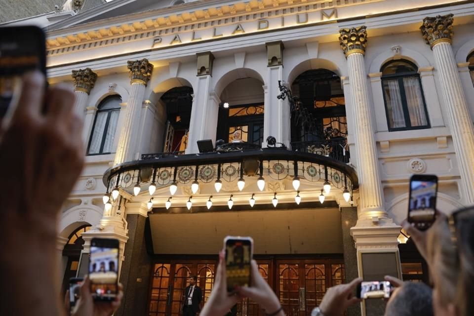 Cientos se han reunido fuera del histórico recinto en el distrito teatral del West End de Londres para disfrutar de la serenata gratuita de la estrella de 'Blancanieves'.