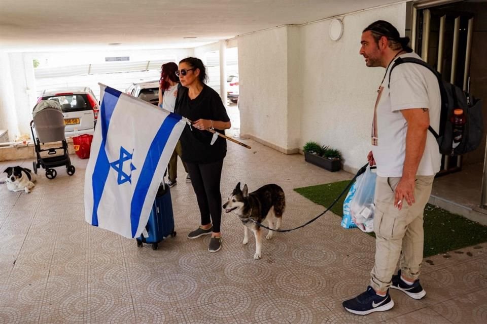 Una mujer sostiene una bandera israelí en la ciudad de Holon, en el centro de Israel.