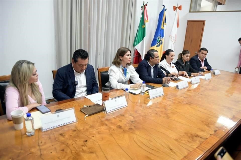 Diputados de MC en Congreso de Jalisco y la coordinadora de ese partido, Mirza Flores, se pronunciaron en contra de plan de Infonavit sobre invasores de vivienda.