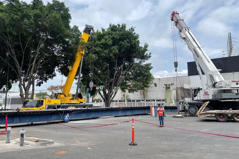 El retiro de un puente peatonal ubicado entre Avenida Mariano Otero y la Calle Lluvia, frente a la Cervecería Modelo, en el municipio de Guadalajara, ocasionó caos vehicular por cierre de vialidades.