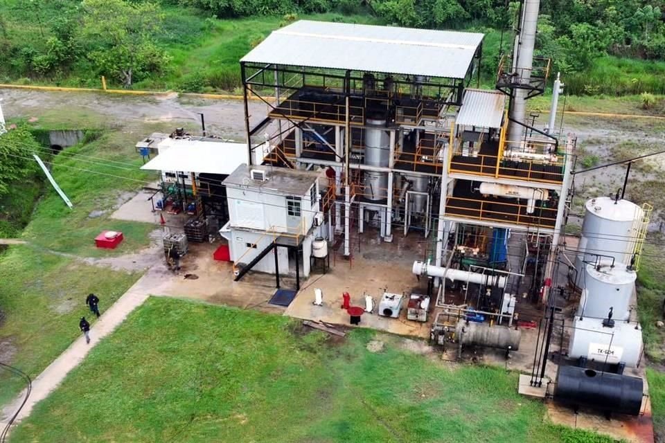 Elementos federales detectaron y aseguraron una 'refinería' clandestina con 500 mil litros de crudo de procedencia ilícita en Coatzacoalcos, Veracruz.