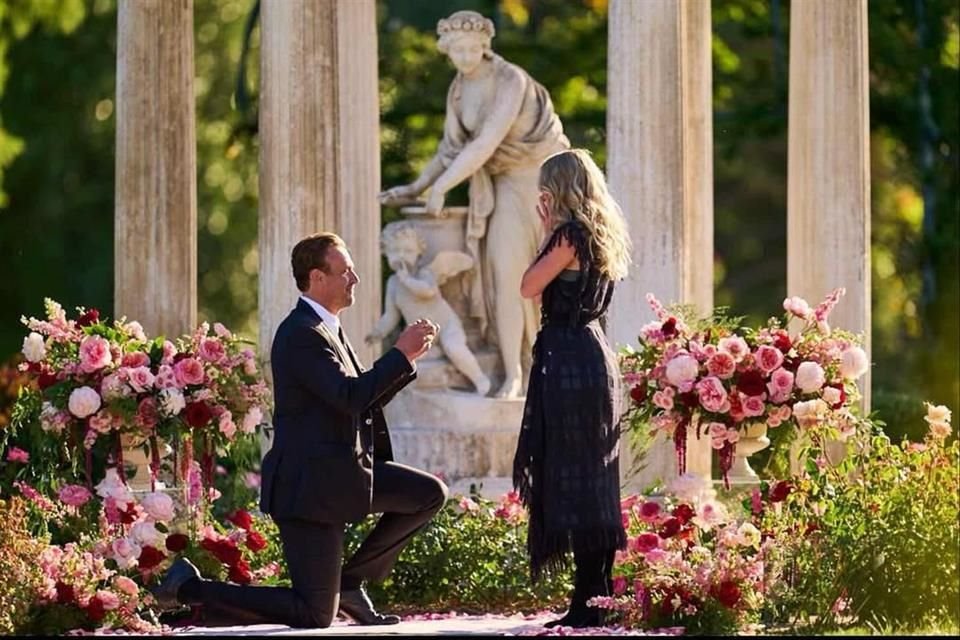El actor Jason Segel, de la serie 'Shrinking', se comprometió con su novia, la actriz Kayla Radomski, según revelaron en redes sociales.