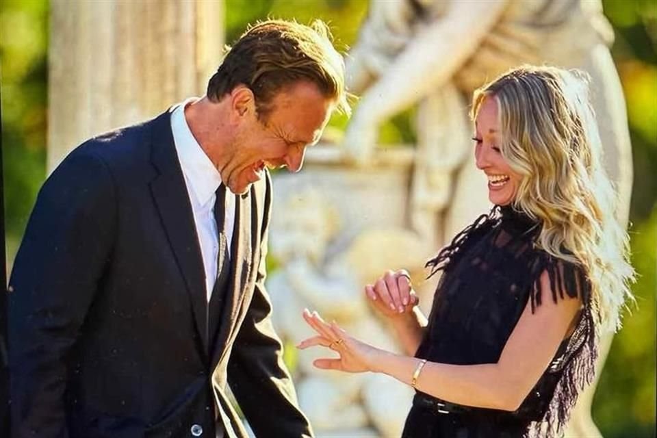 Segel y Radomski oficializaron su romance en los Globos de Oro de 2024, donde Segel fue nominado a mejor actor en una serie de televisión musical o de comedia por su papel en Shrinking.