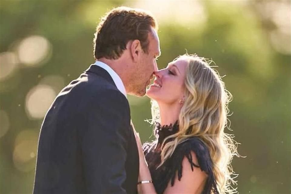 El actor Jason Segel y la actriz Kayla Radomski revelaron en redes sociales este miércoles la noticia de su compromiso.