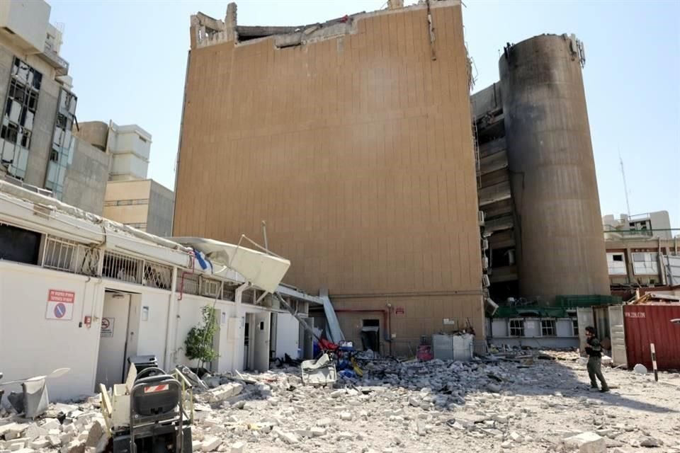 Edificios dañados en el Centro Médico Soroka, en Be'er Sheva, en el sur de Israel.