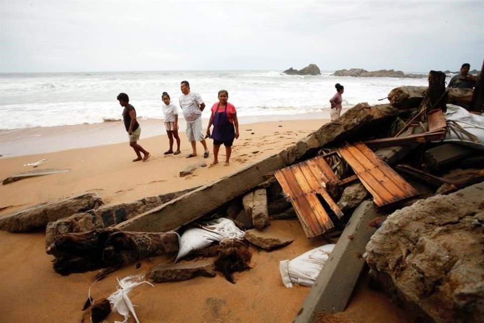 Tras el paso del huracán 'Erick', afectados de la costa oaxaqueña lo describieron como un 'mini tsunami'.