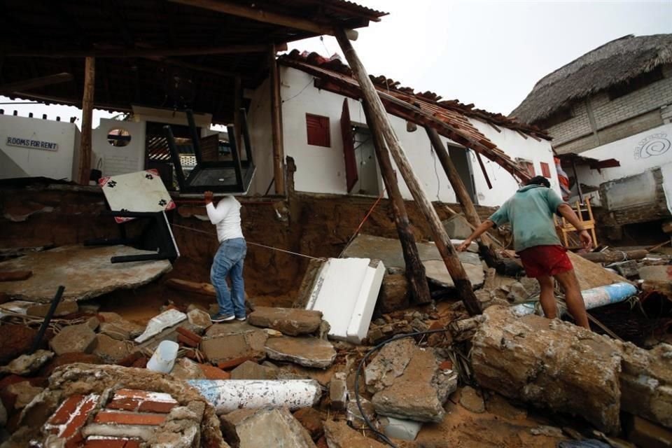 Tras el paso del huracán 'Erick', afectados de la costa oaxaqueña lo describieron como un 'mini tsunami'.
