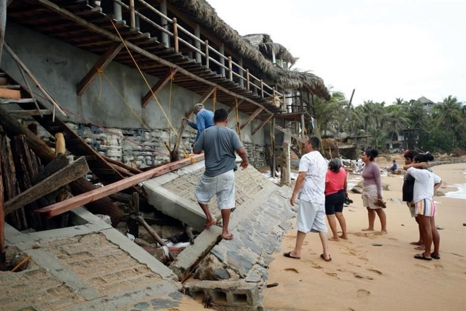 Tras el paso del huracán 'Erick', afectados de la costa oaxaqueña lo describieron como un 'mini tsunami'.