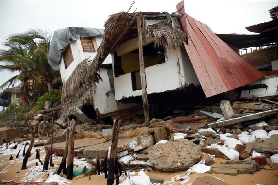 Tras el paso del huracán 'Erick', afectados de la costa oaxaqueña lo describieron como un 'mini tsunami'.