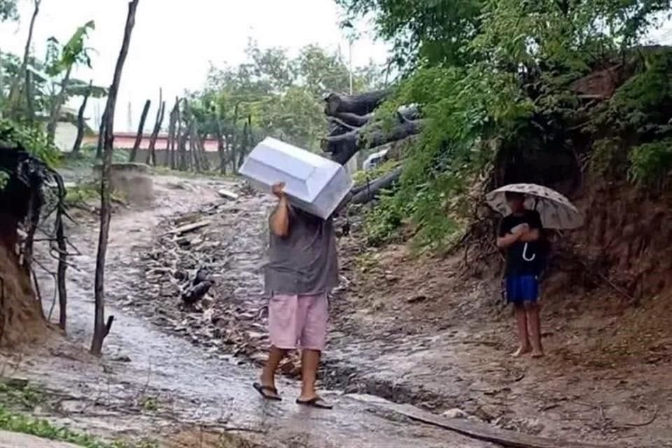 La SSP de Guerrero informó que este jueves murió un niño de un año de edad cuando, junto con su mamá, fueron arrastrados por la corriente de un río en el Municipio de San Marcos.