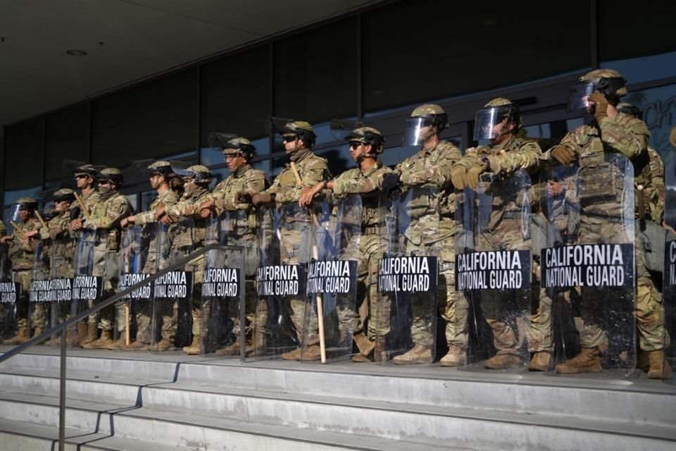 Efectivos de la Guardia Nacional resguardan un edificio federal en el centro de Los Ángeles.